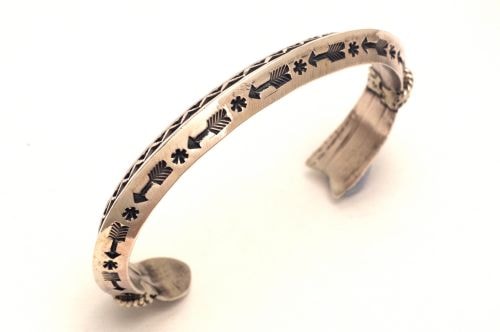 ナバホバングル デライン・リーブス作 《トライアングルワイヤー