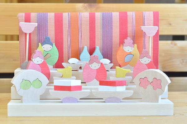 雛人形 遊プラン・小黒三郎 つぼみびな三段飾り 赤 木のおもちゃHANA