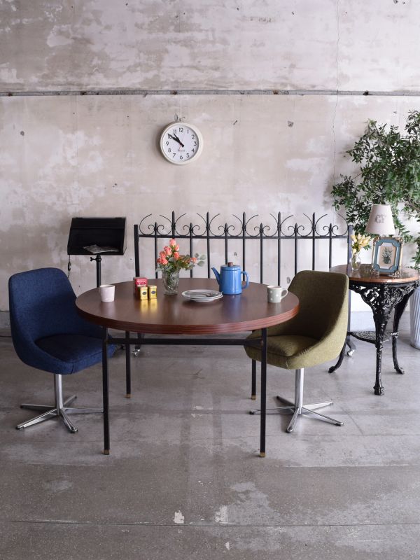 北欧スタイルのヴィンテージチェア、グリーン色のカッコいいスピン