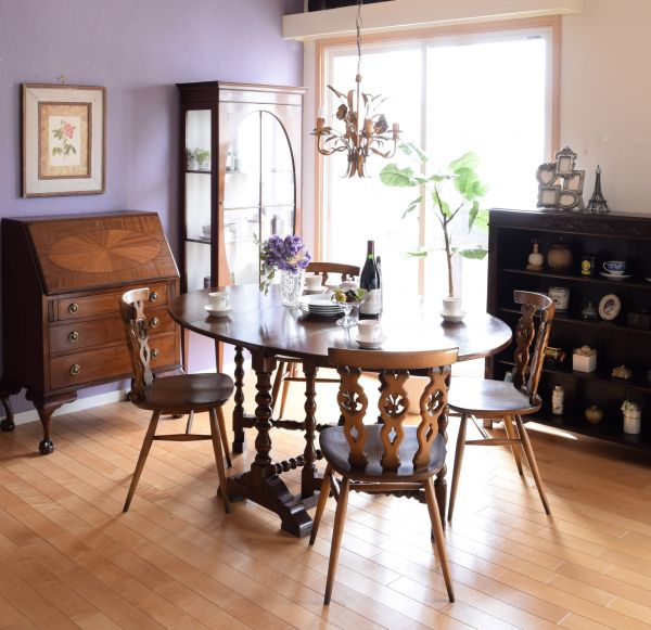 英国アンティーク家具、脚元の凝った彫りも美しいゲートレッグテーブル