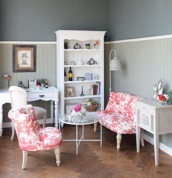 フランスらしいおしゃれなサイドキャビネット、アンティーク風のサイド