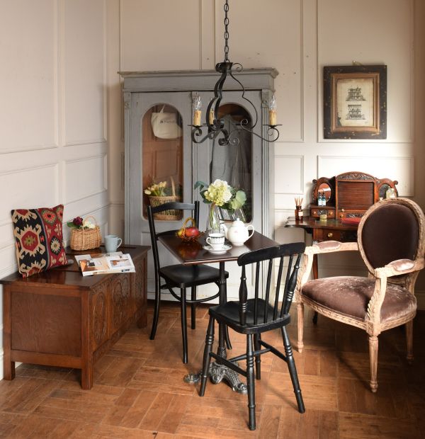 フランスから届いたアンティーク調の椅子、シャビーシックでおしゃれな