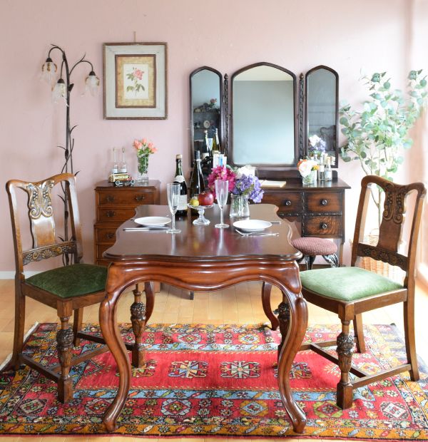 アンティーク風のフロアランプ、アイアン製のお花が優雅に咲いている