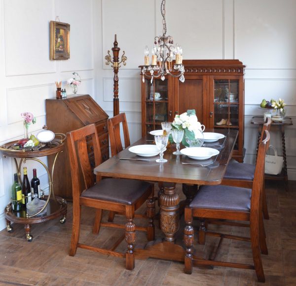 アンティーク調のビューロー、重厚な雰囲気漂うオーク材のライティング