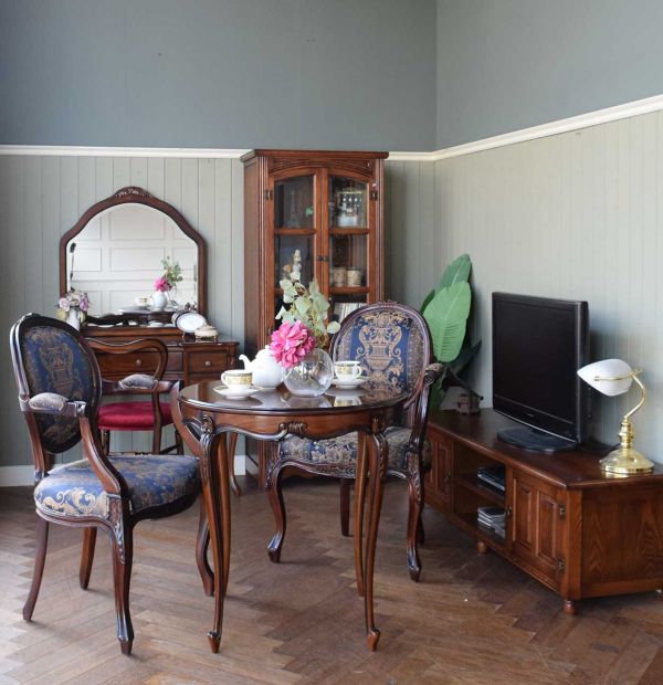 アンティーク風のドレッサー、猫脚のカブリオルレッグが美しい家具(y