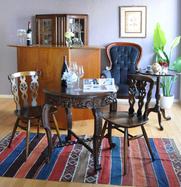 アンティークのテーブル、彫刻が美しいフランス生まれのダイニング