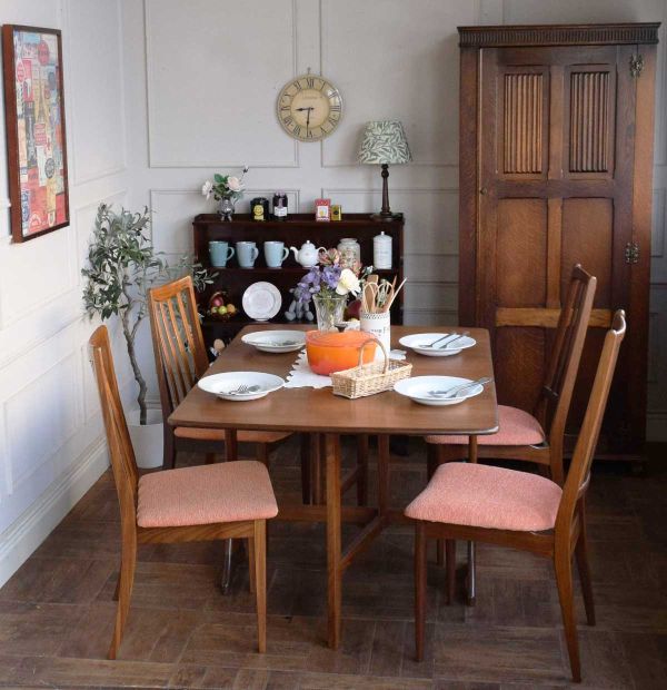 北欧スタイルのビンテージのチェア、カッコいいイギリスのダイニング