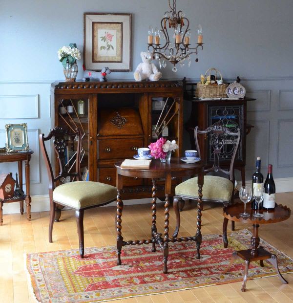 英国アンティークのオケージョナルテーブル、ウォールナットの木目が