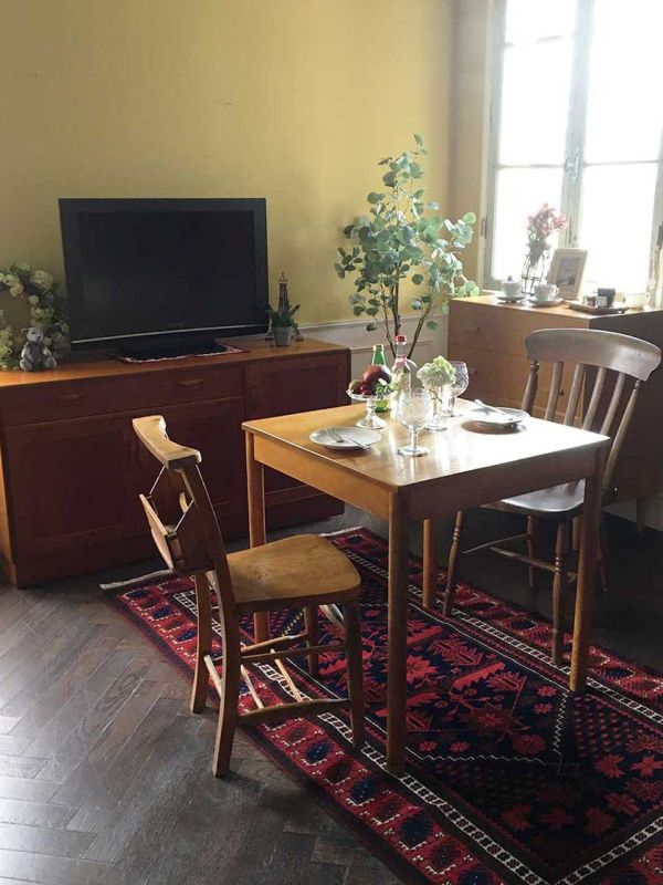 イギリスのおしゃれなアンティークの椅子、ナチュラル感漂うキッチン