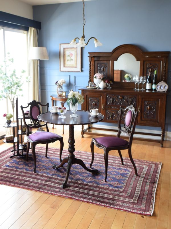 英国から届いたおしゃれなアンティーク飾り台、ハーフムーン型の美しい