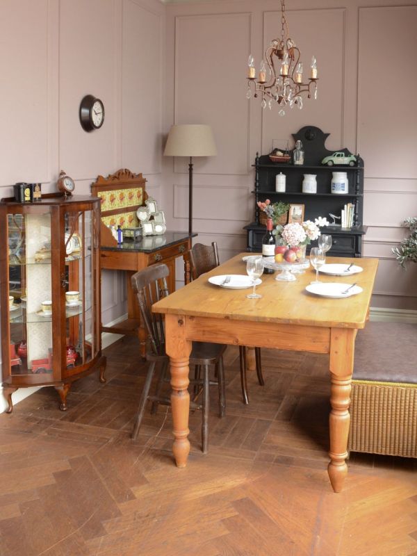 おしゃれなアンティークの椅子、素朴な雰囲気が漂うアンティークの