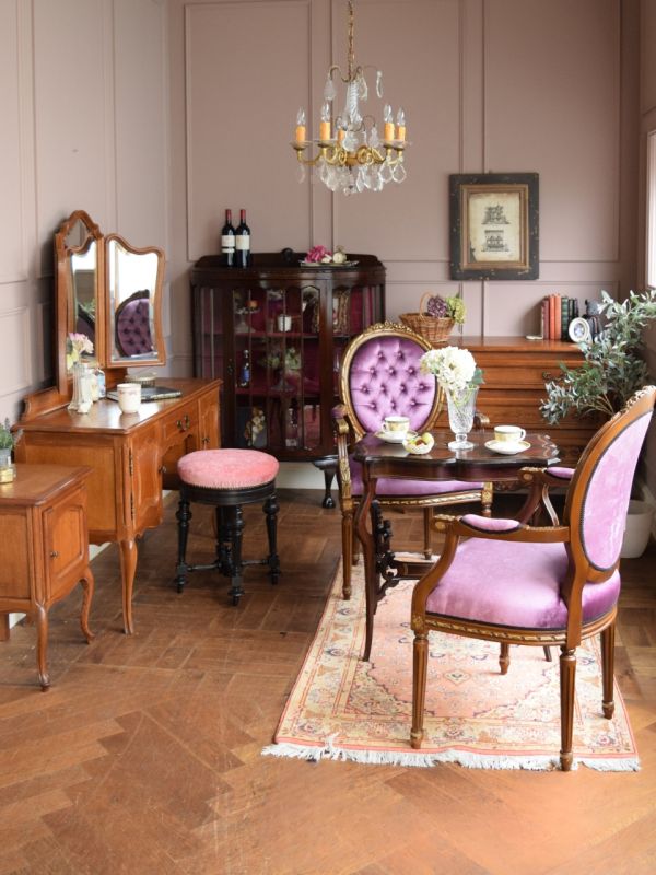 フランスから届いたアンティークの椅子、挽き物細工の足が美しい