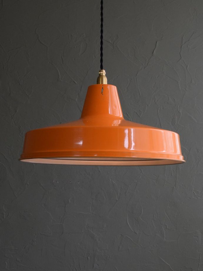 フランスのアンティークシェード、オレンジ色のホーローがおしゃれな