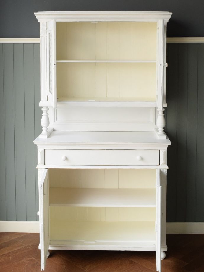 フランスから届いたアンティークの食器棚、フレンチシックな白いカップ