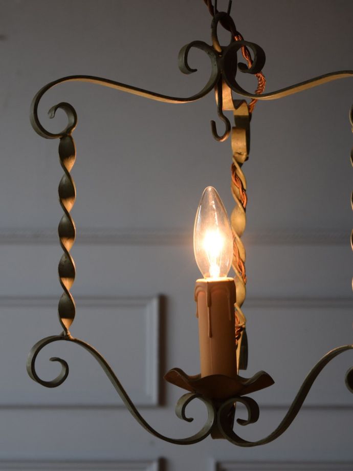 フランスのアンティーク照明、アイアンワークがおしゃれな1灯
