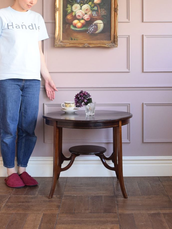 イギリスから届いたアンティークのローテーブル、マホガニー材の上品な