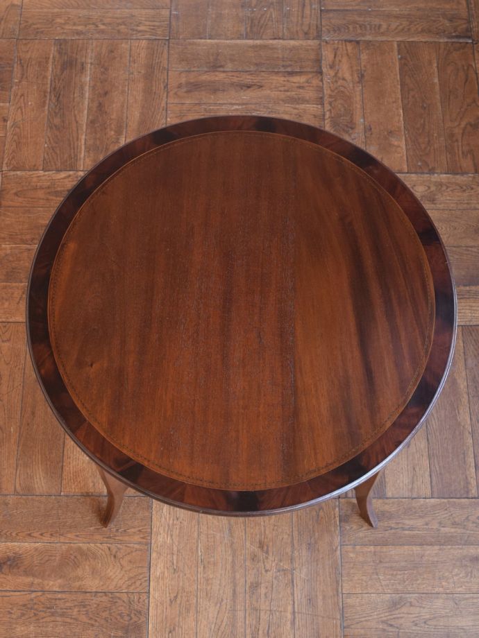 イギリスから届いたアンティークのローテーブル、マホガニー材の上品な