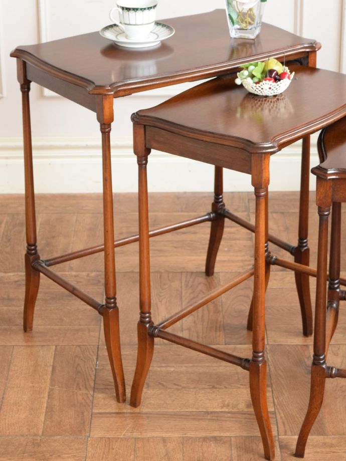 英国アンティークの3台セットのテーブル、ウォールナット材のネスト