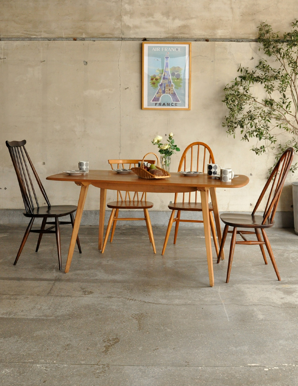 アーコール社のヴィンテージ家具、シンプルで合わせやすいダイニング