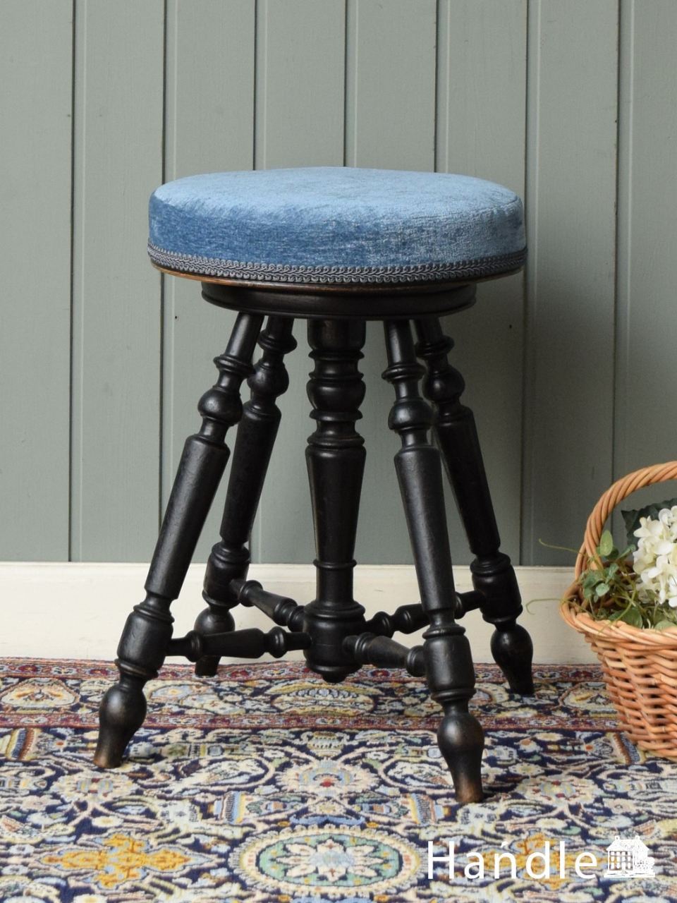 フランスのアンティークチェア、脚のデザインが華やかなピアノスツール