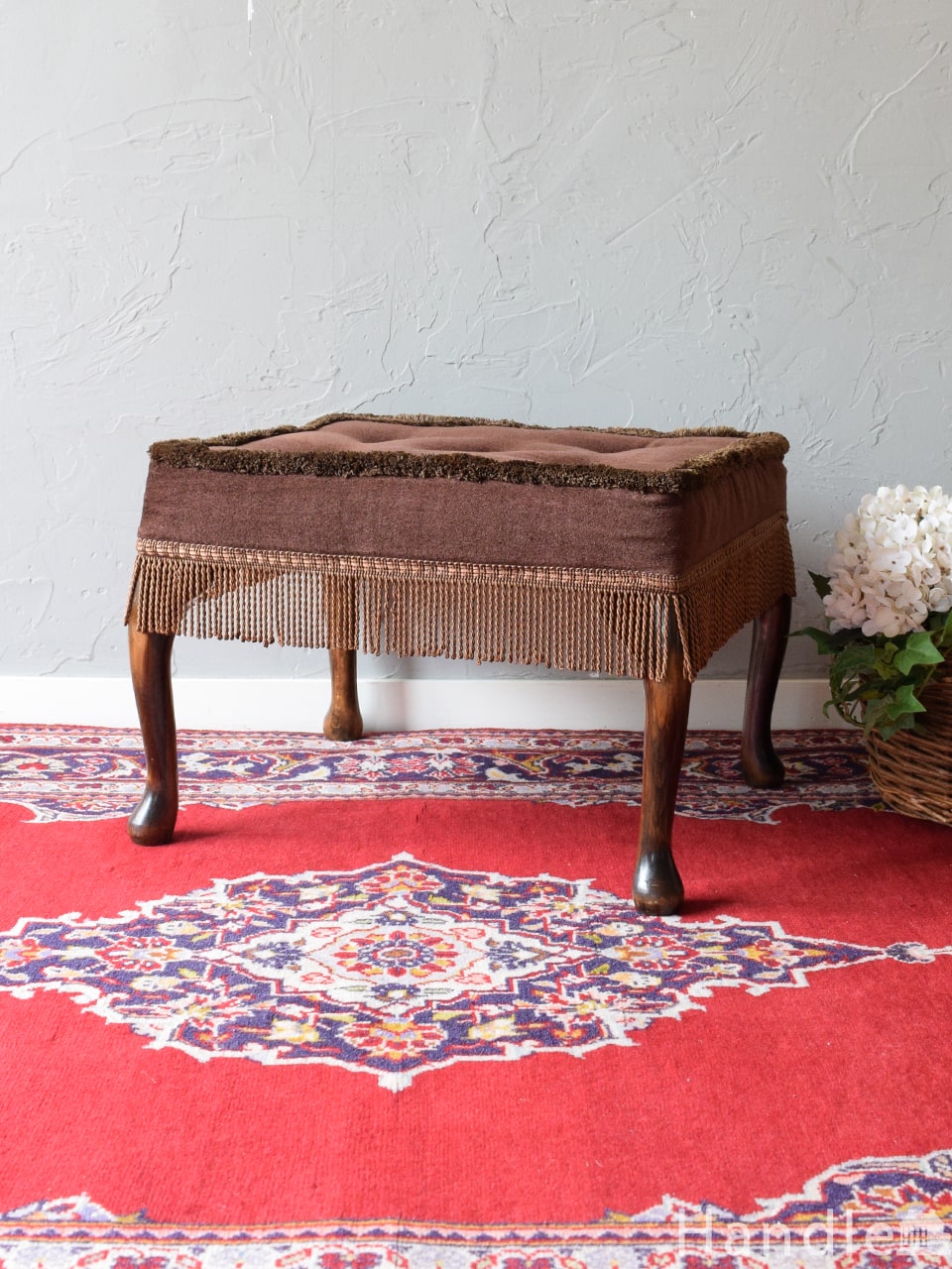 イギリスより到着した脚の彫りがお洒落なアンティークスツール