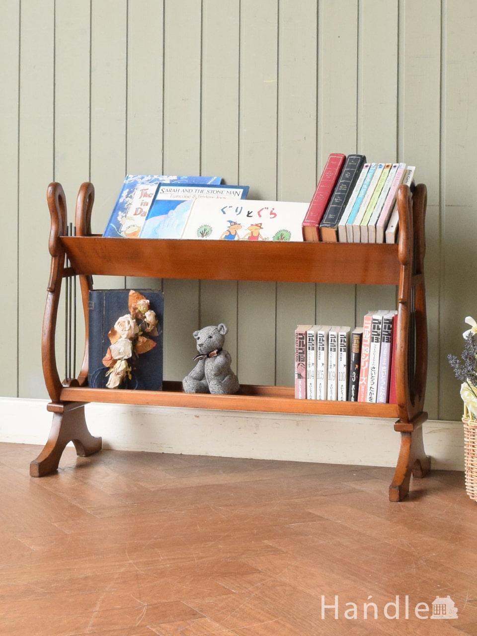 アンティークのマガジンラック、たっぷり収納できるコンパクトサイズの