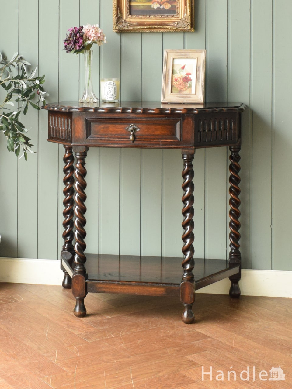 ヴィンテージの北欧インテリア、半月型のコンソールテーブル（サイド