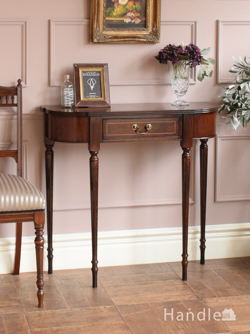 英国アンティークのコンソールテーブル、スラッと長いテーパードレッグ