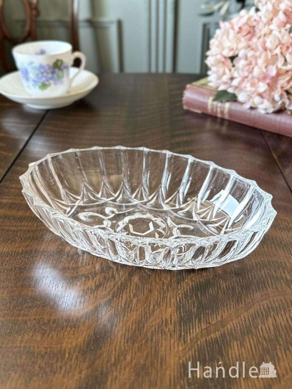 英国アンティークガラスのプレート、キラキラ輝くプレスドグラスの