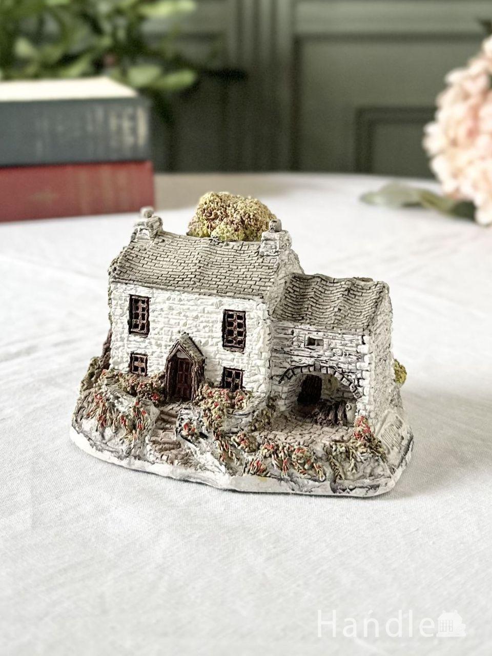 イギリスから届いたLilliput Laneのミニチュアハウス、鮮やかな