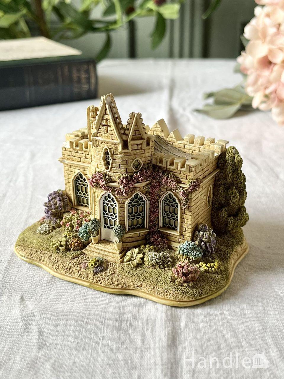 コールポート（Coalport）の可愛いフィギュリン、Debutanteシリーズの