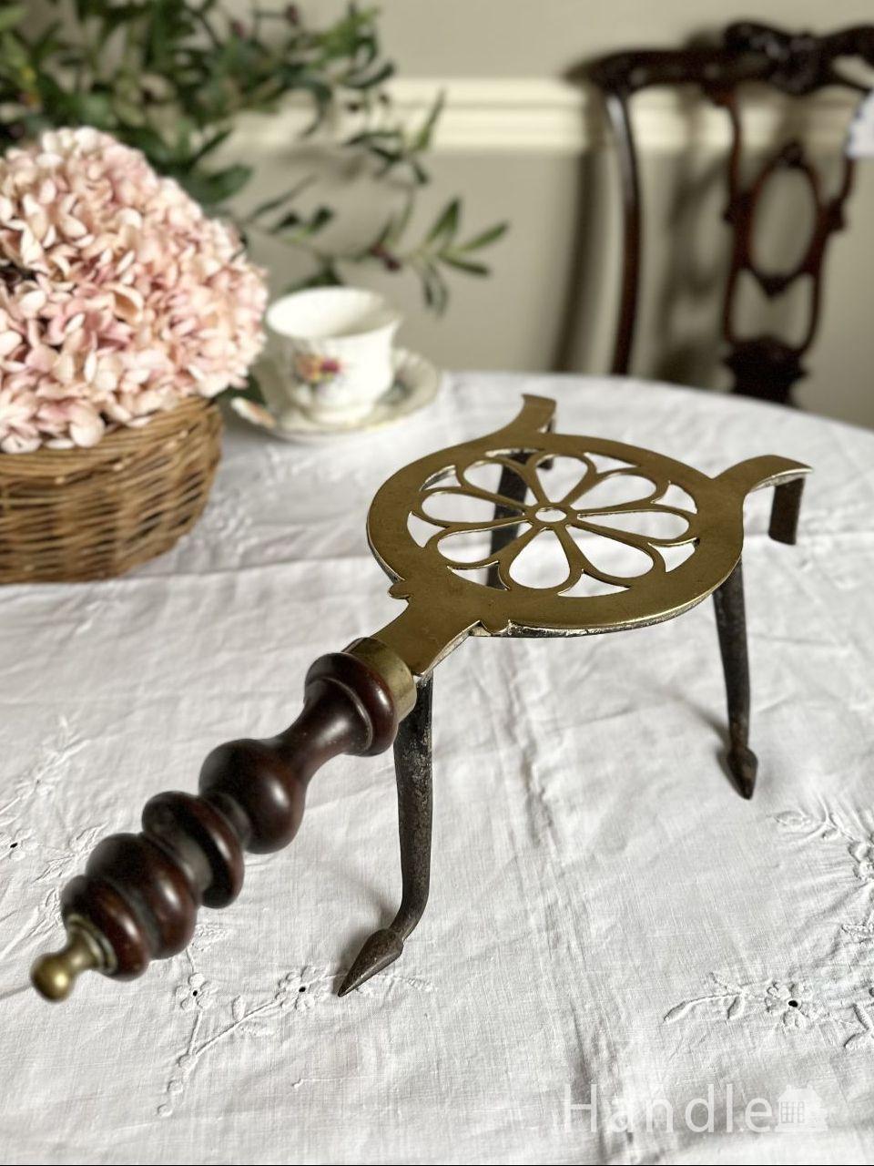 英国から届いたアンティークの鍋敷き、木製の持ち手がおしゃれな