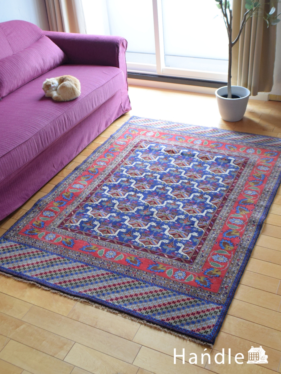 コンパクトサイズのおしゃれなオールド絨毯、一点もののビンテージ