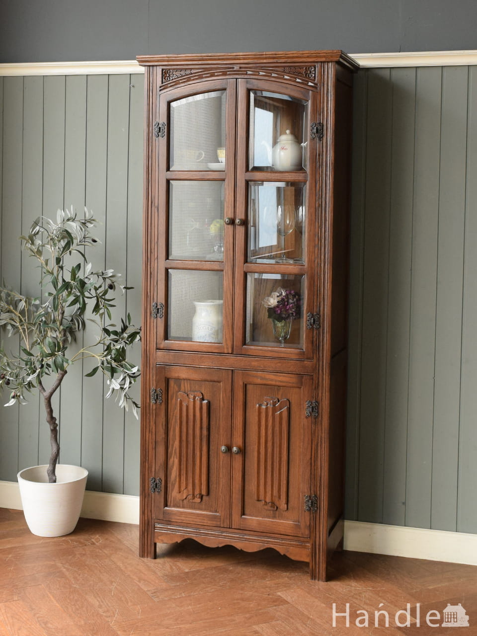 テレビボードにピッタリのアンティーク調家具、オールドチャームの