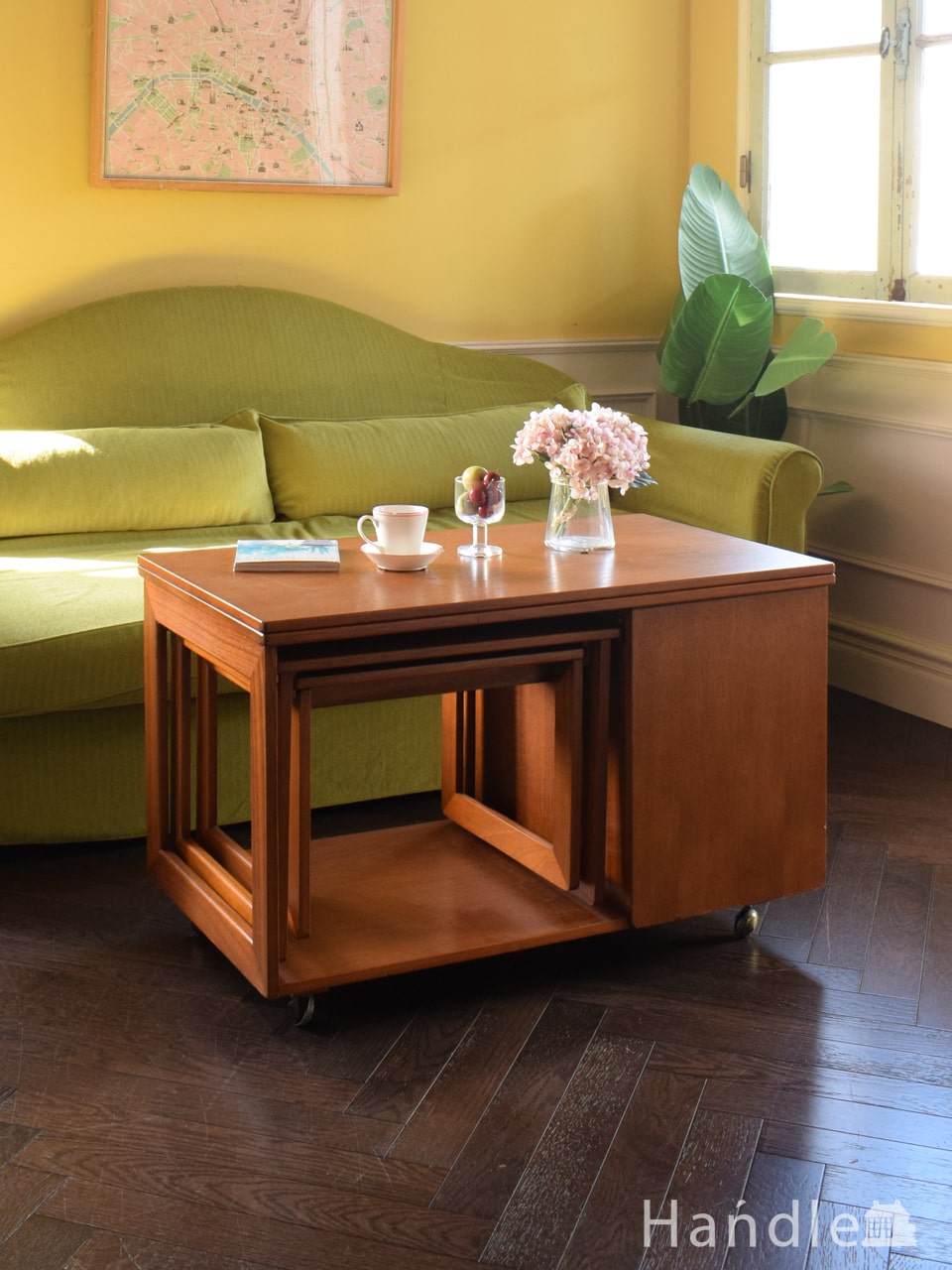 英国のおしゃれなアンティークテーブル、豪華な装飾が華やかな六角形の