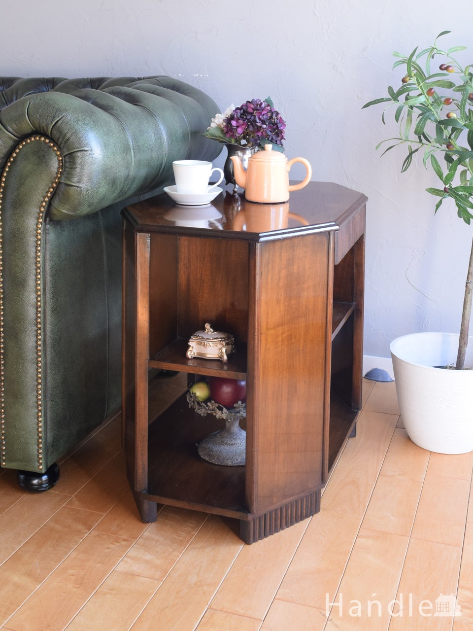 英国アンティークのおしゃれなテーブル、ツイスト足が美しい3台セット