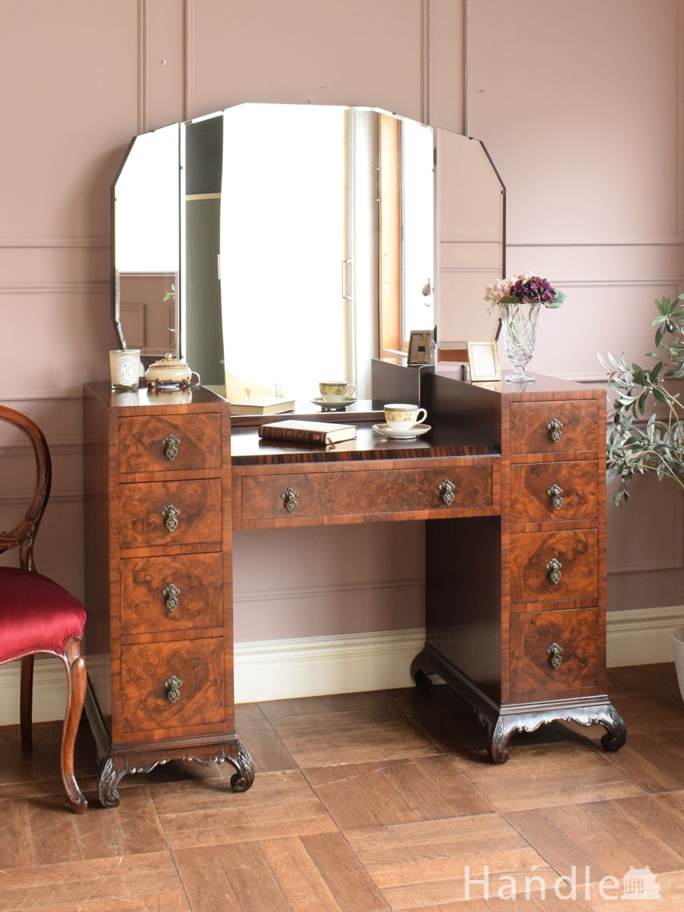 スラっとしたシルエットが女性らしいフランス家具、アンティークの