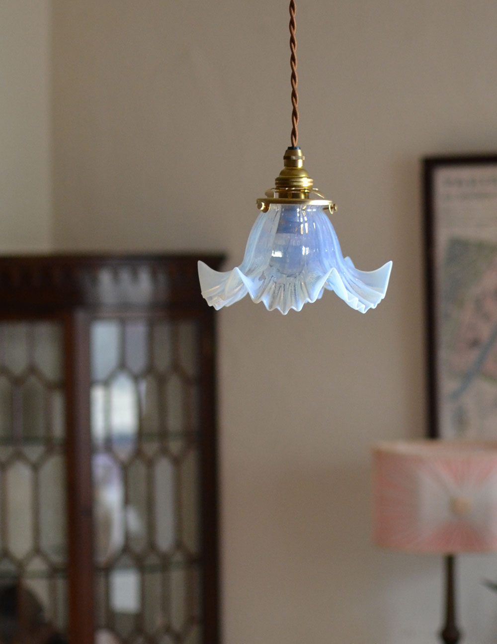 フランス便で到着 フリルが美しいオパールセント シェード ペンダント