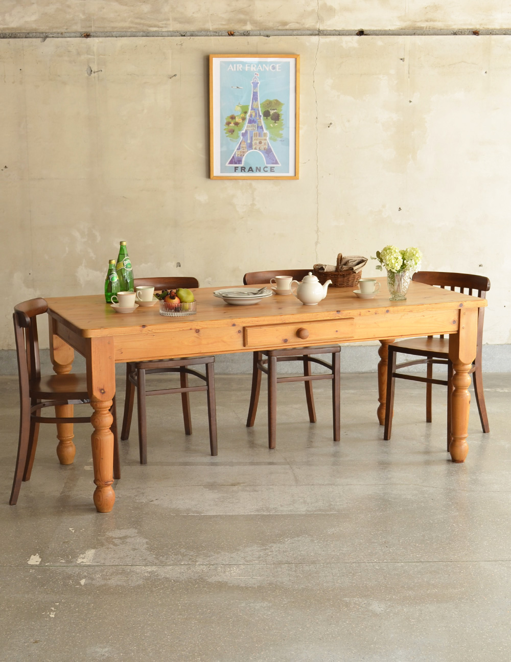 イギリスのナチュラルなアンティーク家具、みんなで使えるサイズの