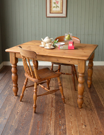 イギリスのアンティーク家具、4人掛けのダイニングテーブル（パイン材