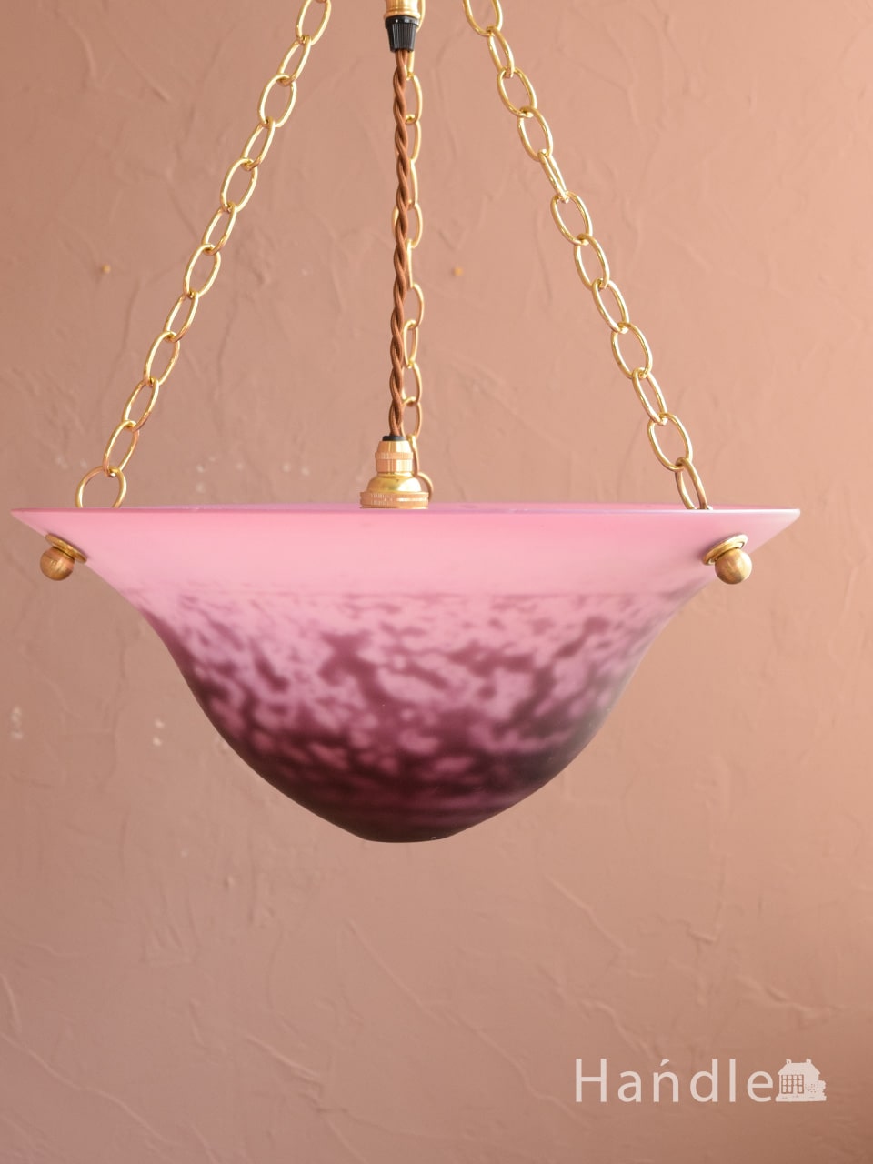 フランスから届いたアンティーク調の照明器具、パープル色のガラスが