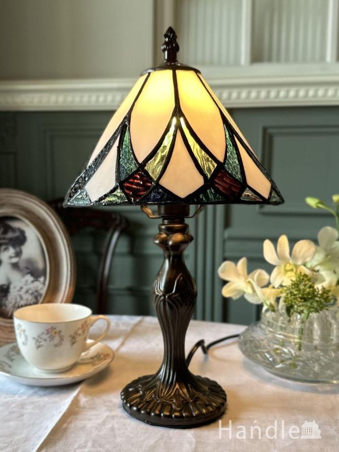 英国アンティーク調のおしゃれなテーブルランプ、ステンドグラス