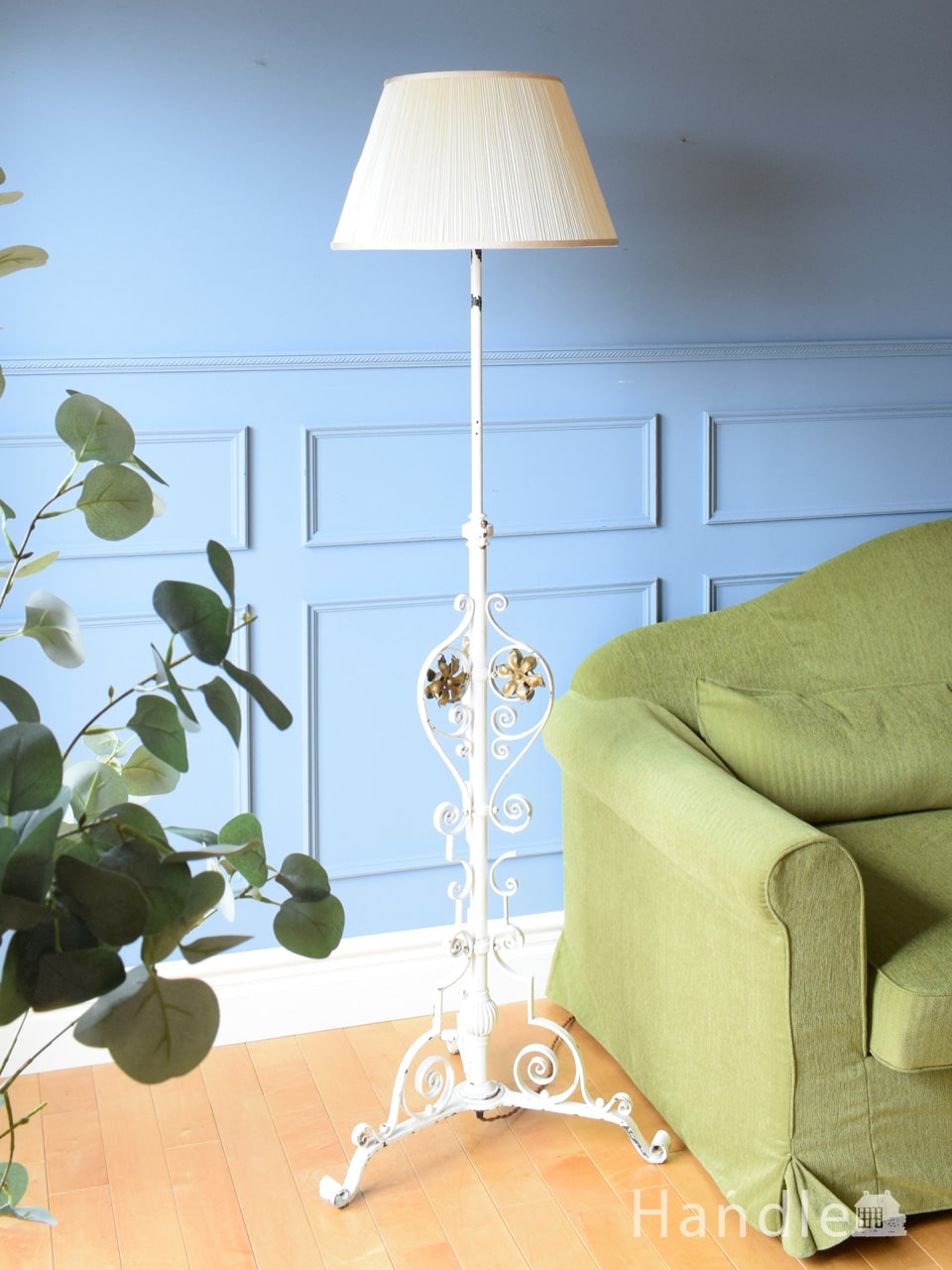 ホワイトスタンドが可愛いアンティーク照明、白いシェードのフロア