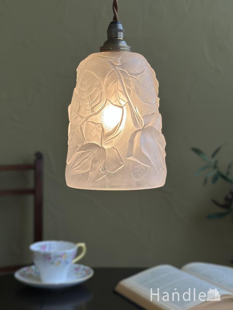 フランスのアンティーク照明、ピンクのミルクガラスのペンダントライト