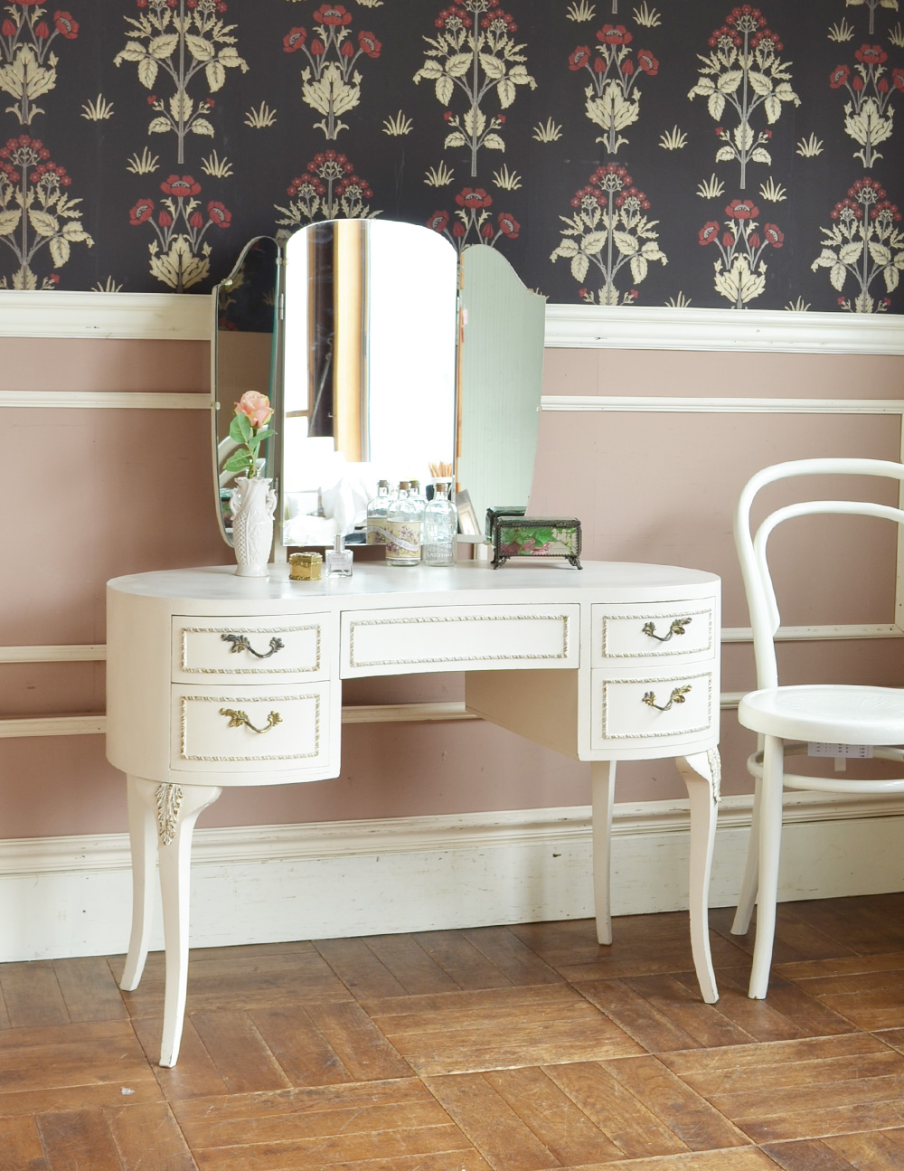 アンティークのフレンチインテリア、ホワイト色の三面鏡ドレッサー(m