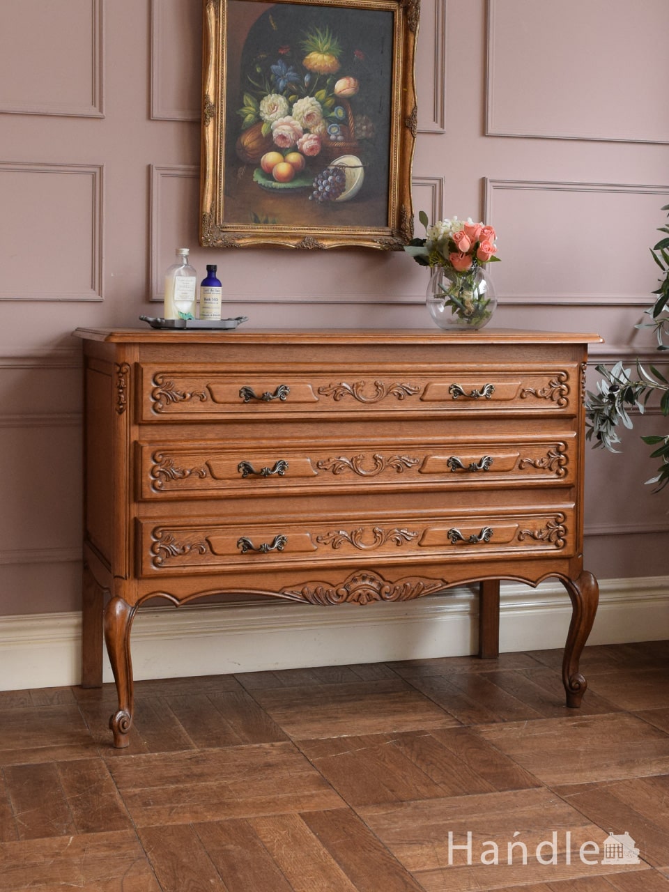 フランスらしい美しいアンティーク家具、彫刻が美しいチェスト（タンス