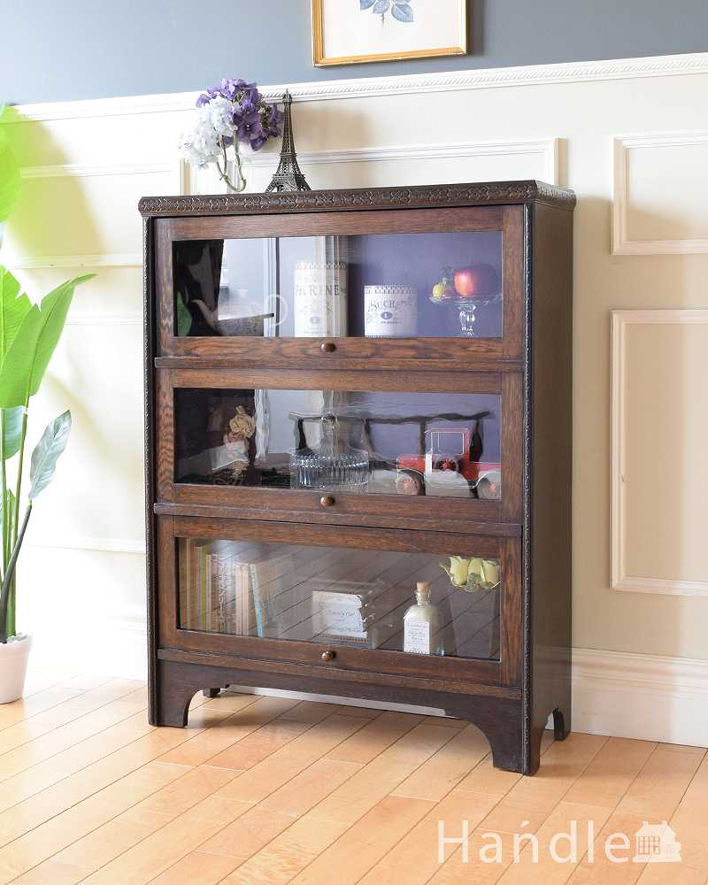 小さくて置きやすいフラップ扉のブックケース、英国輸入のアンティーク