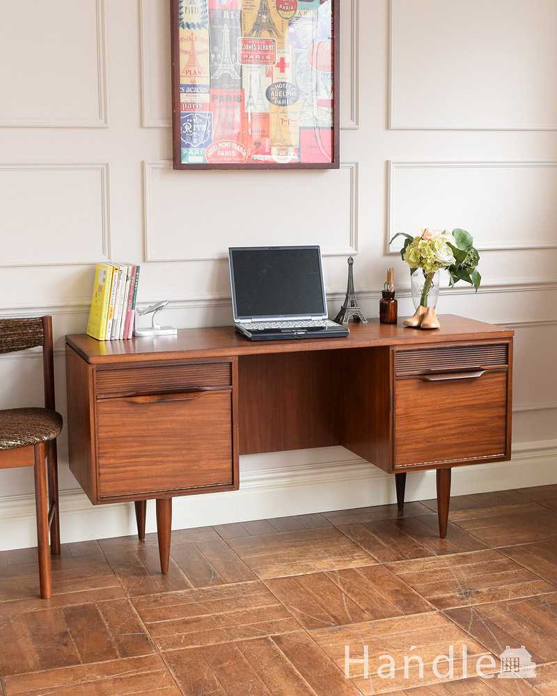 北欧スタイルのインテリア、スタイリッシュなヴィンテージデスク