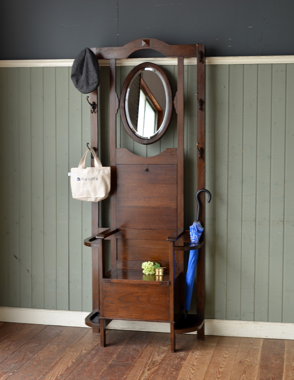 玄関で使えるアンティーク家具、コート掛けや傘立てになるホール