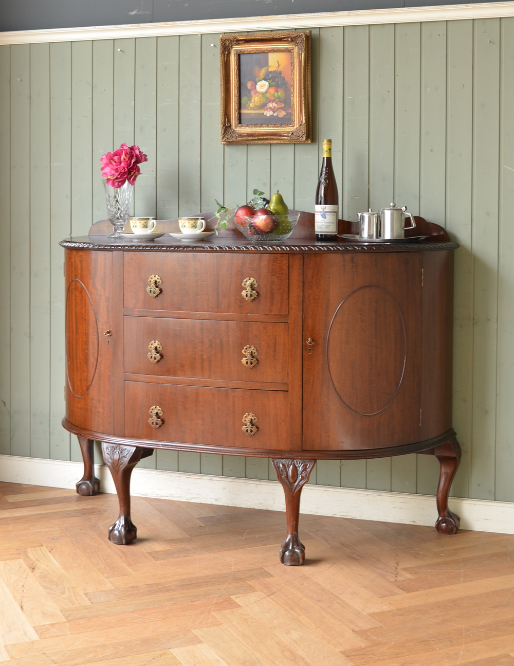 気品あるアンティーク英国家具、曲線が美しいサイドボードキャビネット